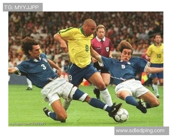 球星足球场上的遗憾瞬间与未竟之梦：那些改变历史的失误与错失机会