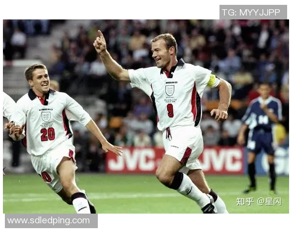 足球历史上的15位经典球星瞬间回顾展现他们的辉煌时刻与传奇风采